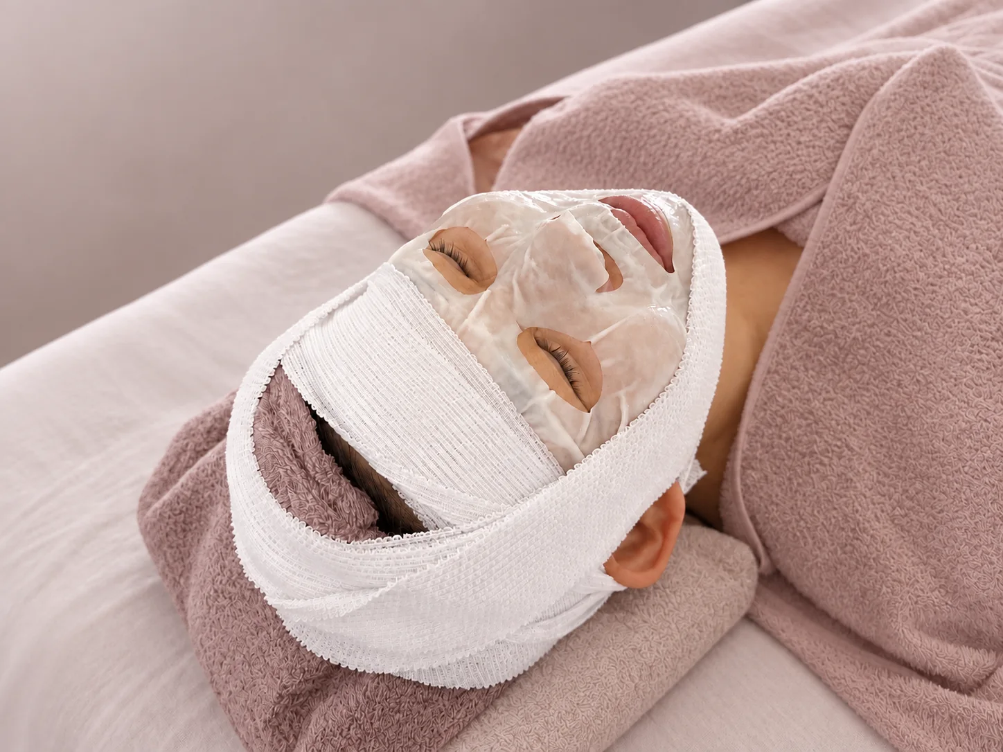 SHAMRYでフェイスパックを受ける女性
